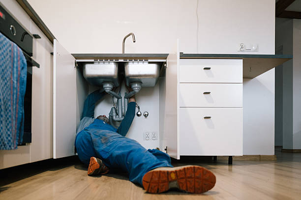 Professional Emergency Plumber technician working in Berlin Center, OH